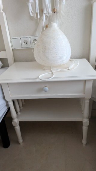 Mesita de noche blanca de madera