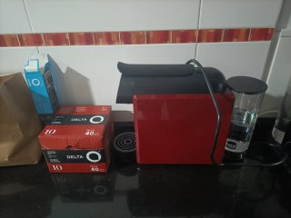 Cafetera Delta Q Roja con Cápsulas