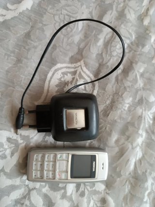 Teléfono Móvil Nokia con Cargador