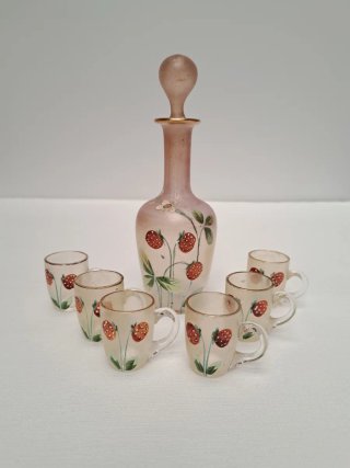 Licorera antigua con soporte y vasitos