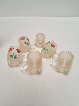 Licorera antigua con soporte y vasitos