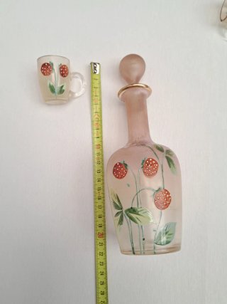 Licorera antigua con soporte y vasitos