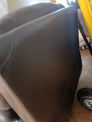 Sillón marrón, muy muy cómodo y bien cuidado.