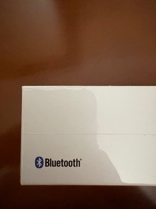 Auriculares blancos sin abrir con su plastico