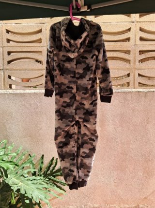 Pijama mono camuflaje niño talla 158 y 140