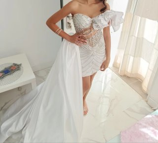 Vestido plateado y blanco con pedrería