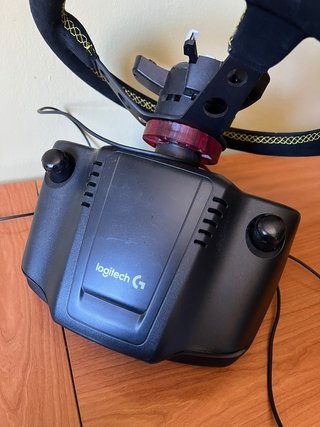 Volante Logitech con pedales y palanca