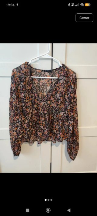 Blusa Stradivarius floral manga larga