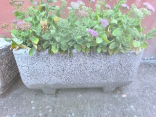 Jardinera de piedra gris