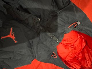 Chaqueta Jordan Plumas Negra y Roja