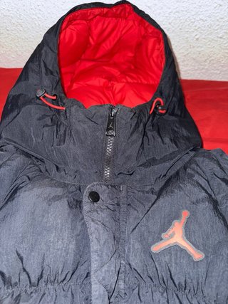 Chaqueta Jordan Plumas Negra y Roja