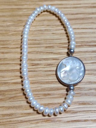 Pulsera de perlas con colgante de nácar