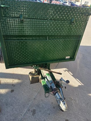 Remolque basculante verde,