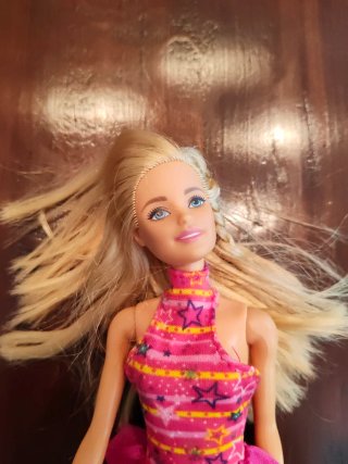 Muñeca Barbie con traje de baño rosa