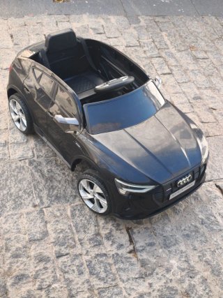 Coche de batería infantil Audi e-tron