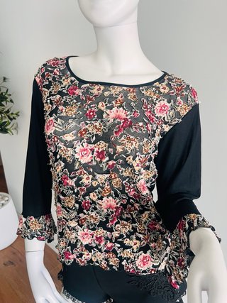 Camiseta Berel Floral en Relieve Talla L