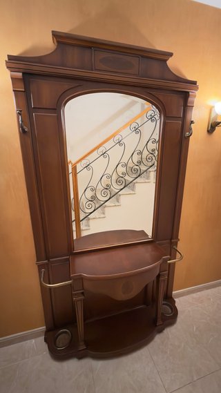 Recibidor madera antiguo con espejo