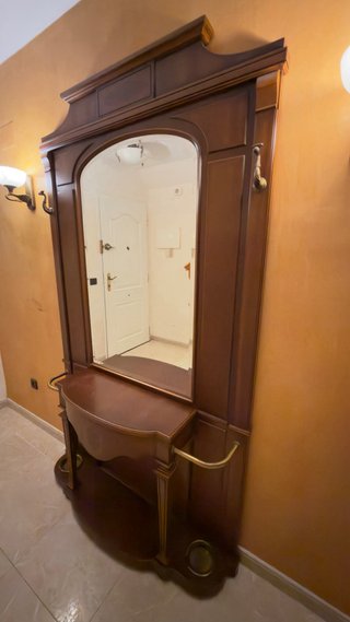Recibidor madera antiguo con espejo