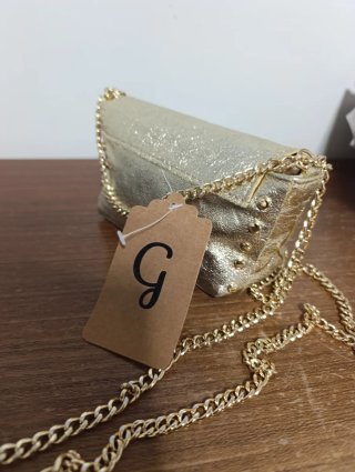 Mini bolso dorado Garbo con cadena