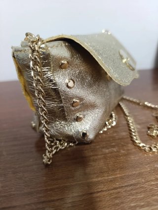 Mini bolso dorado Garbo con cadena