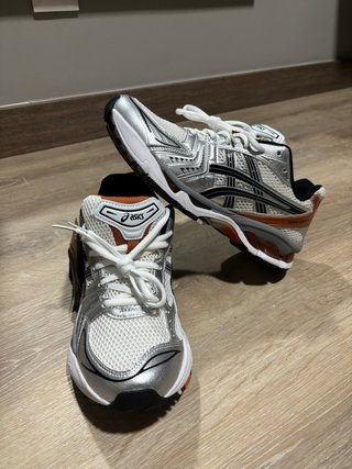 Asics plateadas y blancas