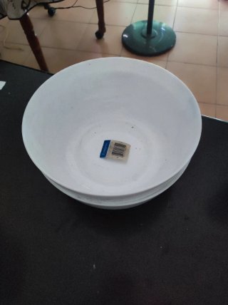 Bol blanco con líneas de colores