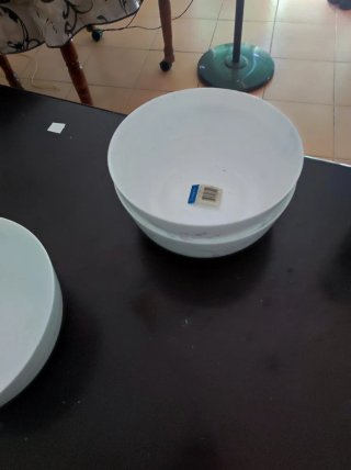Bol blanco con líneas de colores