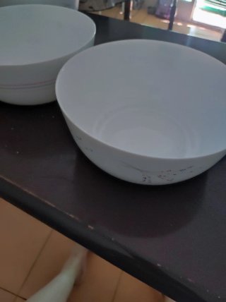 Bol blanco con líneas de colores