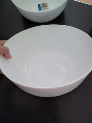Bol blanco con líneas de colores
