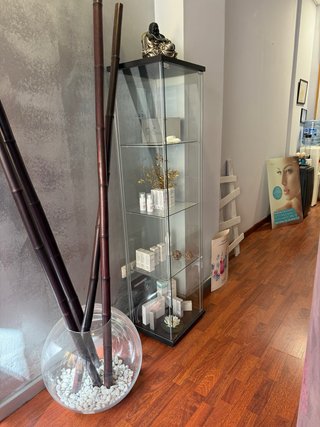 Vitrina de Cristal con Estructura Marrón