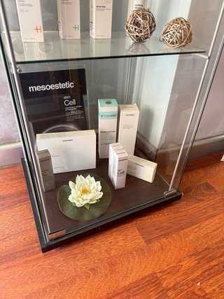 Vitrina de Cristal con Estructura Marrón