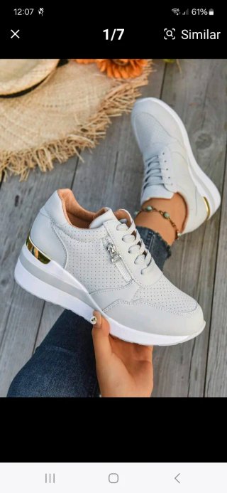 Tenis blancos grisosos con detalles dorados