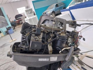 Barco 4.70m proa cerrada 40cv 2T