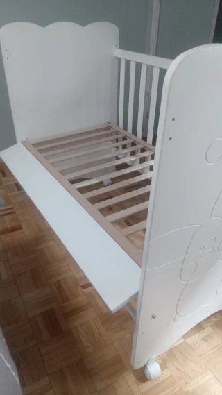 Cuna de bebé blanca