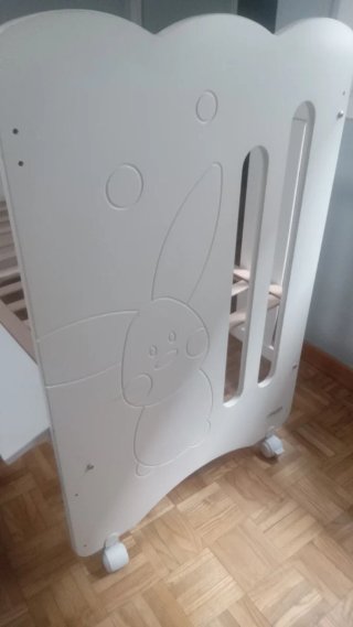 Cuna de bebé blanca