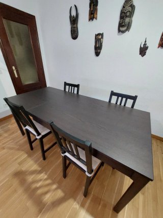 Mesa extensible IKEA con 4 sillas