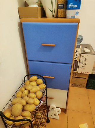 Cajonera azul y blanca con ruedas