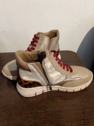 Botas deportivas beige y doradas