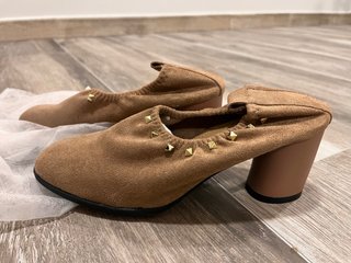 Zapatos de Tacón Marrones con Tachuelas