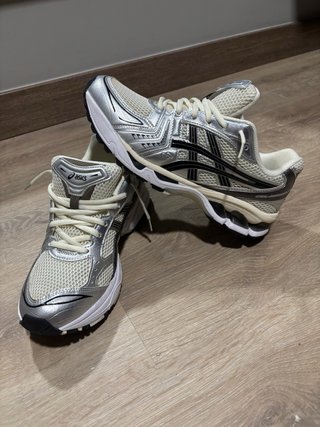 ASICS plateadas y blancas