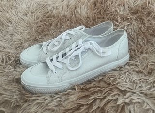 Zapatillas sneakers plateadas con brillo de H&M