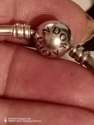 Bracciale rigido Pandora originale con 4 charm