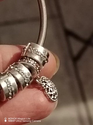 Bracciale rigido Pandora originale con 4 charm