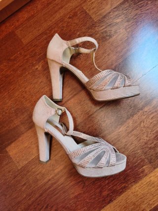Zapatos de tacón beige y dorados talla 37