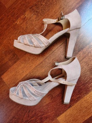 Zapatos de tacón beige y dorados talla 37