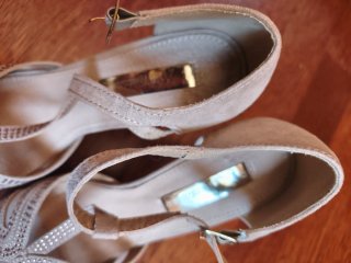 Zapatos de tacón beige y dorados talla 37