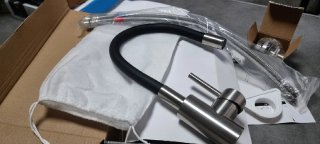 Grifo de cocina flexible negro y plateado