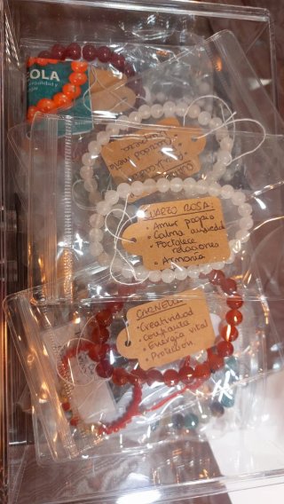 Pulseras de minerales, madera y acero.