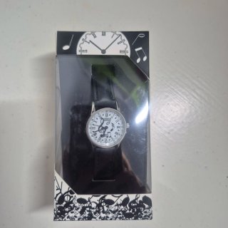 Reloj con diseño de notas musicales