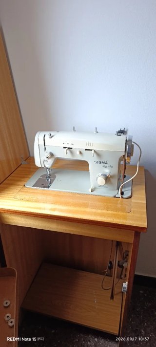 Máquina de coser antigua con mueble